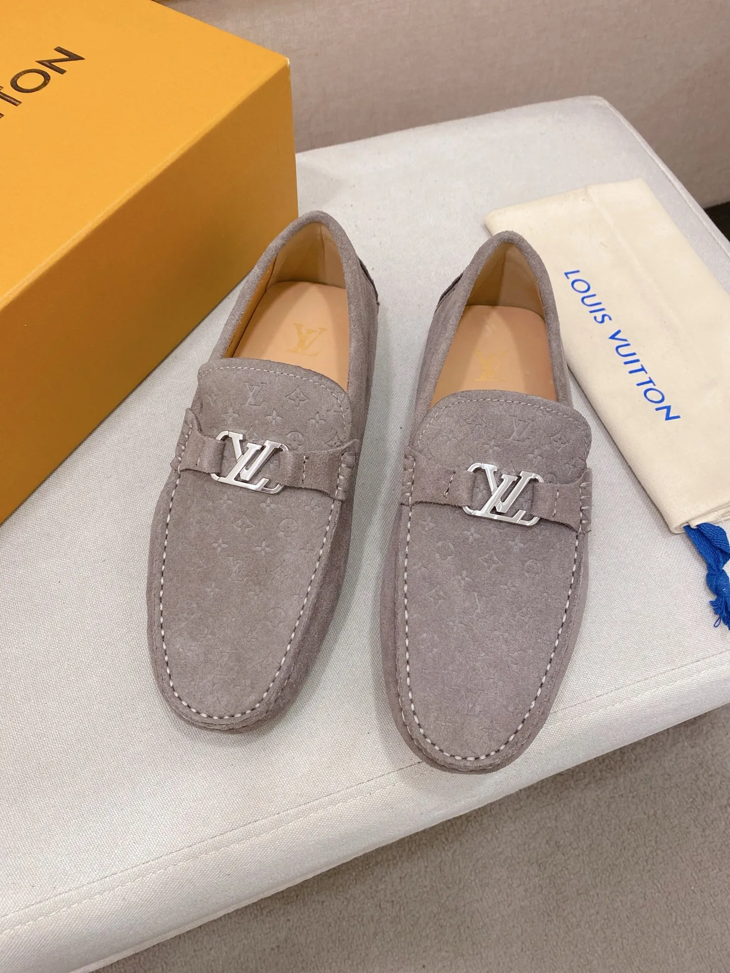 Factory price: 500💰High-end quality! LV 🆕🆕Exclusive hot-selling products in stock🔥🔥New products on the shelves, high-quality Ferragamo men's pea shoes, high-end casual driving shoes, with complete packaging! 💪 💪 Material: Imported suede cowhide 🐂 + Imported high-quality buffalo leather lining + wear-resistant outsole 👍🏻👍🏻 Features: High-end and comfortable, purely handmade 🚀 🚀 Create the perfect shoes that suit you best 🔥 🔥 Size: (38-44) 45 standard size can be customized!